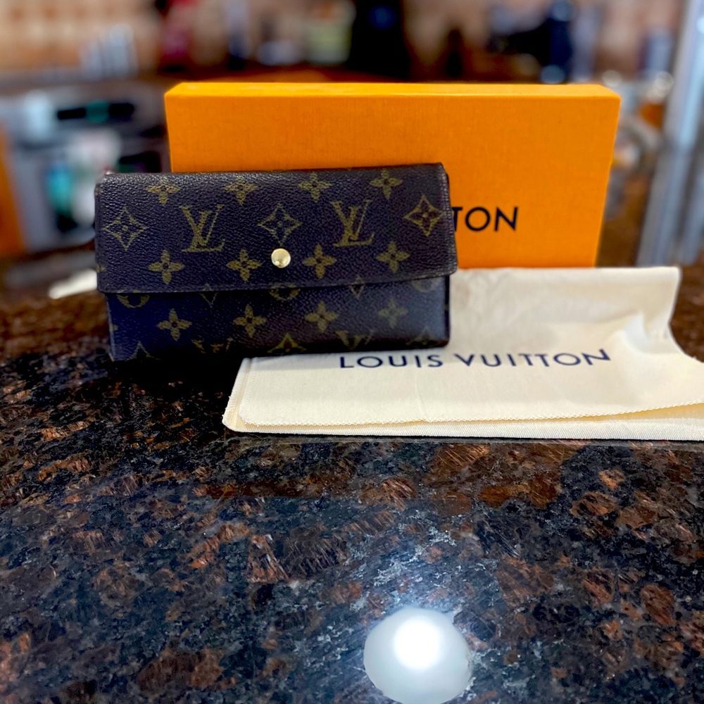 Authentic Louis Vuitton International Long Wallet